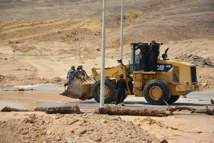 محافظ جنوب سيناء يتفقد آثار السيول (3)
