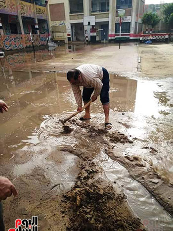 مدير مدرسة في الغربية يشارك في رفع مياه الأمطار (7)