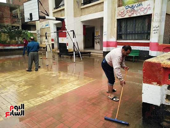 مدير مدرسة في الغربية يشارك في رفع مياه الأمطار (6)