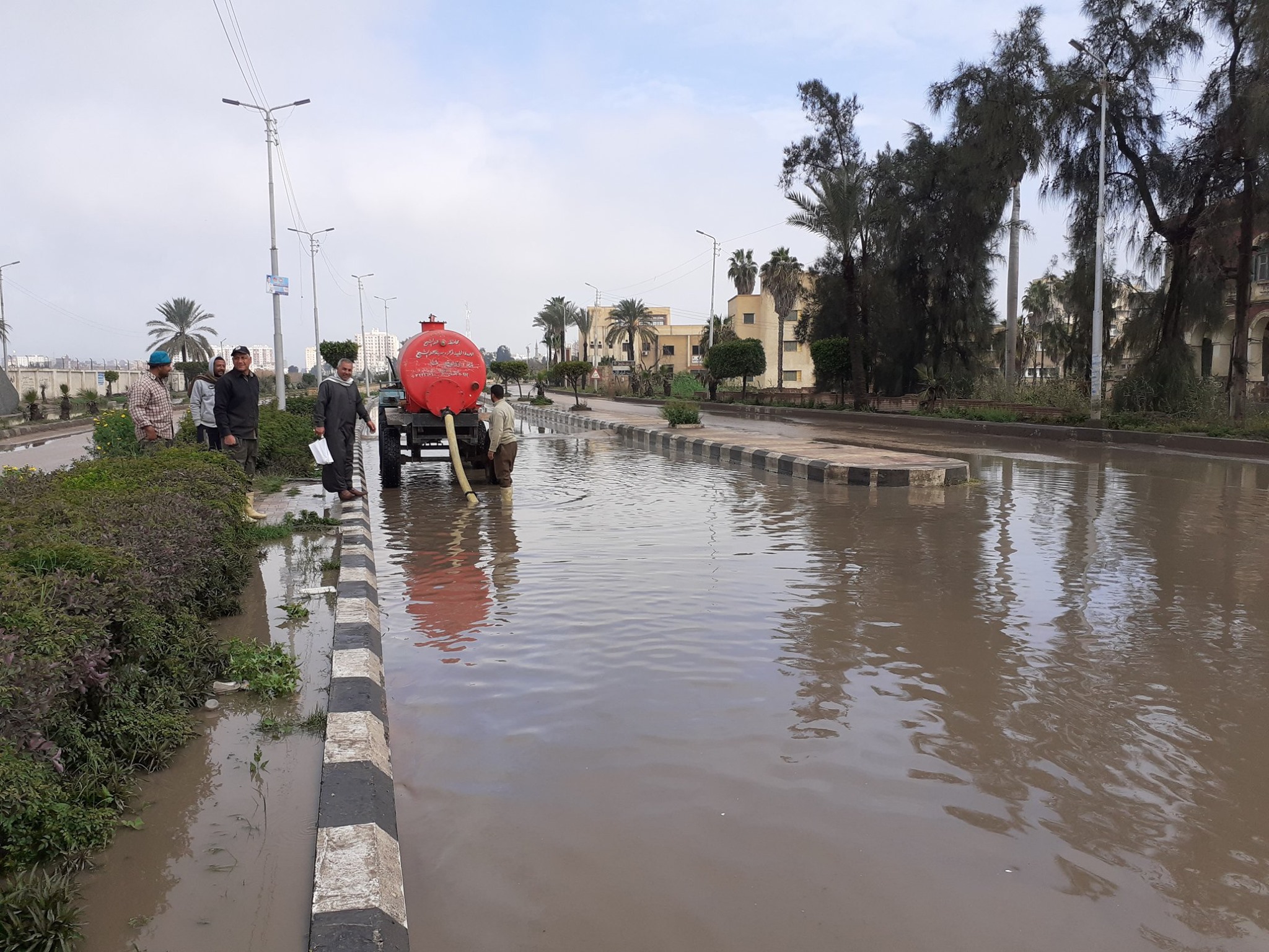 العمال يرفعون مياه الامطار من الشوارع فى كفر الشيخ (1)