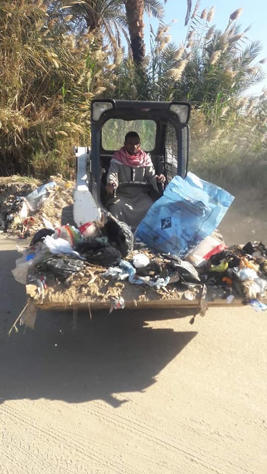 مدينة إسنا تواصل حملات النظافة ورفع القمامة والمخلفات بالقرى (1)