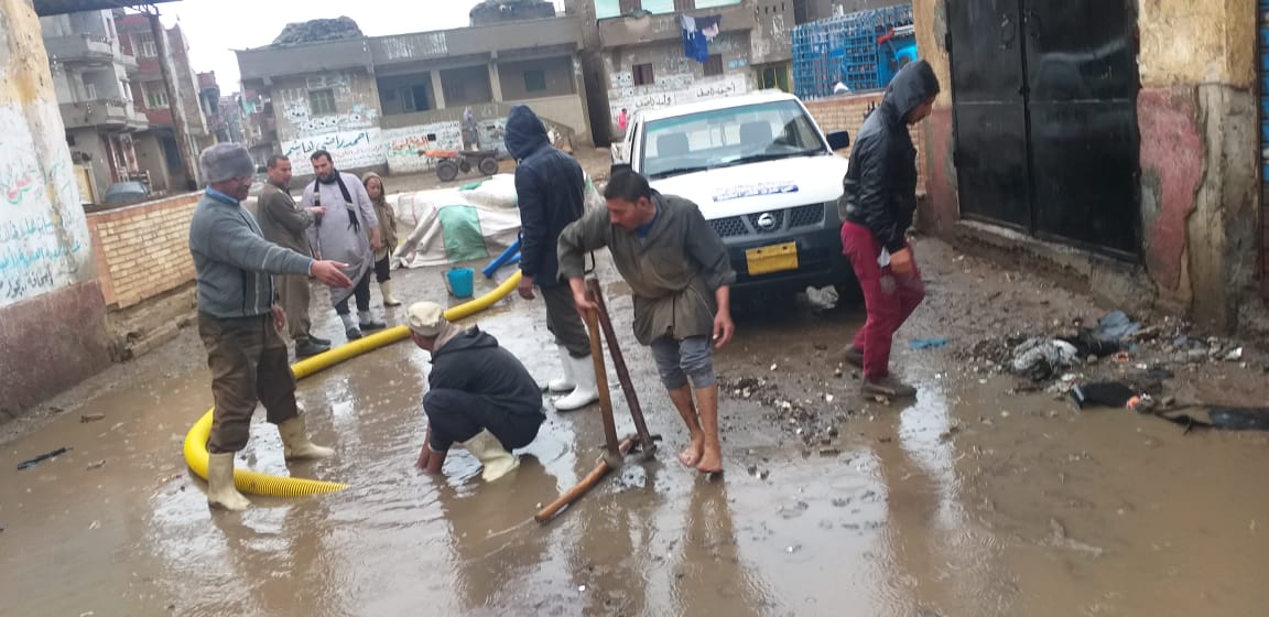 العمال يرفعون مياه الامطار من الشوارع فى كفر الشيخ (9)