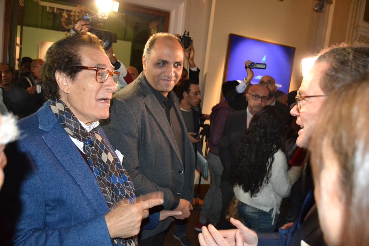 الفنان فاروق حسنى أثناء حديثه مع السفير الفرنسى