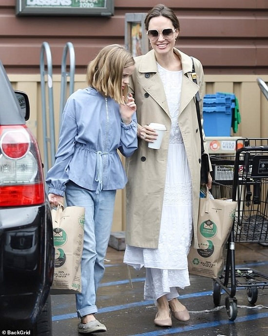 انجلينا جولى تقوم بالتسوق مع ابنتها