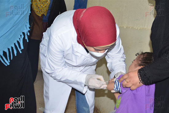 الفرق الطبية خلال تطعيم الأطفال