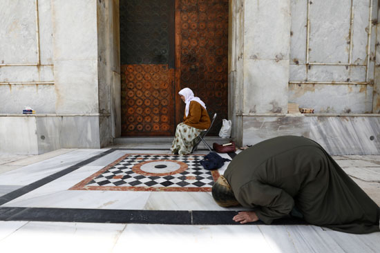 المصلين يؤدون صلاتهم خارج مسجد قبة الصخرة بالقدس