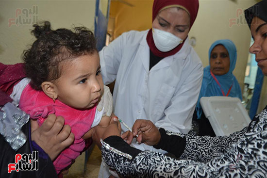 جانب من تطعيم الأطفال بمدن الأقصر