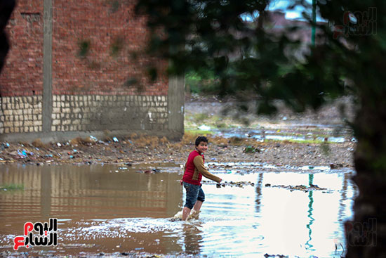 طفل يعبر مياه الامطار (2)
