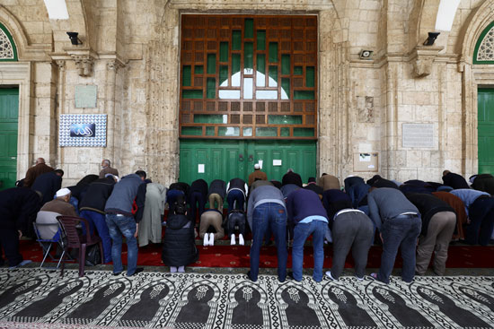 المصليين يؤدون الصلاة خارج مسجد قبة الضخرة