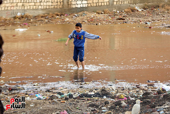 طفل اخر يعبر مياه الامطار