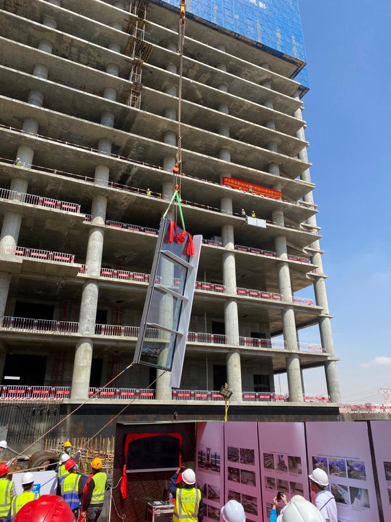تركيب أول وحدة من وحدات الواجهات الألومنيوم والزجاج سابقة التصنيع تركيب أول وحدة من وحدات الواجهات الألومنيوم والزجاج سابقة التصنيع