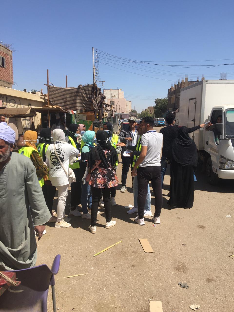 توزيع كمامات ومطبوعات توعية بشوارع مدينة إدفو  (7)