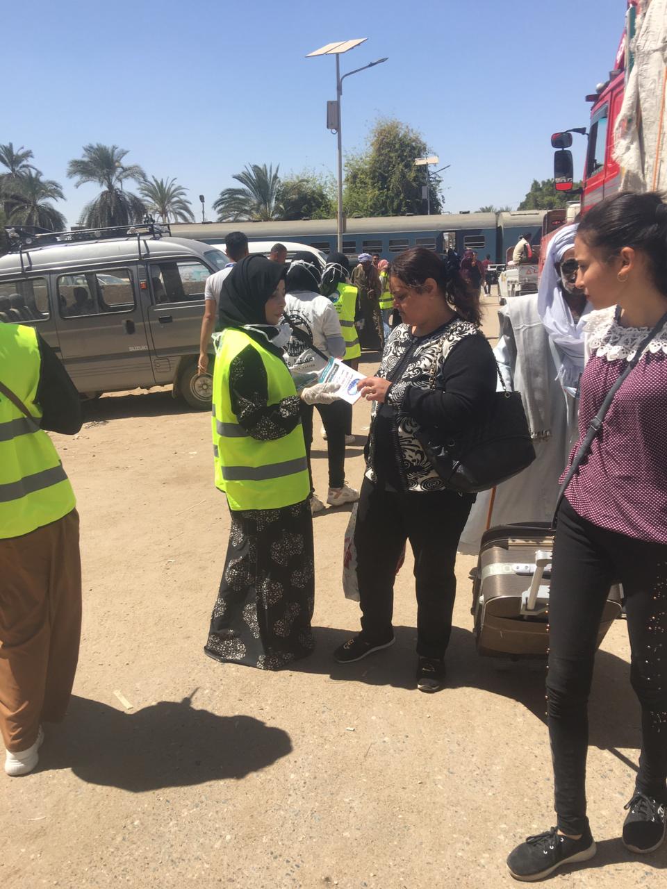 توزيع كمامات ومطبوعات توعية بشوارع مدينة إدفو  (2)