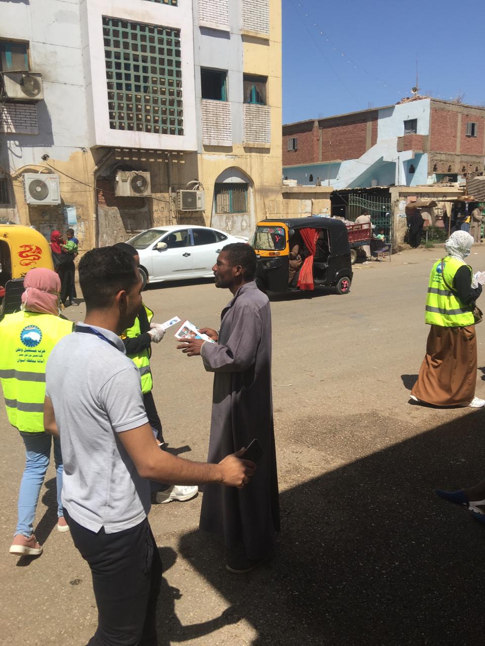توزيع كمامات ومطبوعات توعية بشوارع مدينة إدفو  (9)