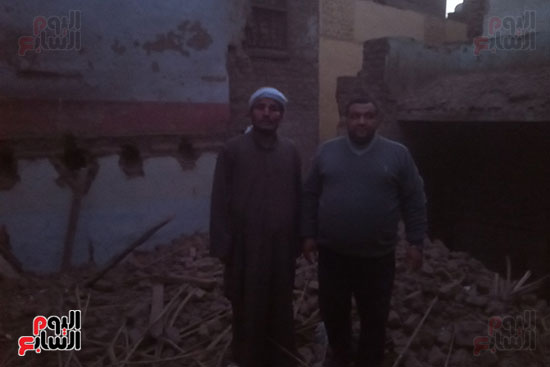مأساة عامل وأسرته ينامون فى الشارع بعد انهيار منزلهم بسوهاج (2)