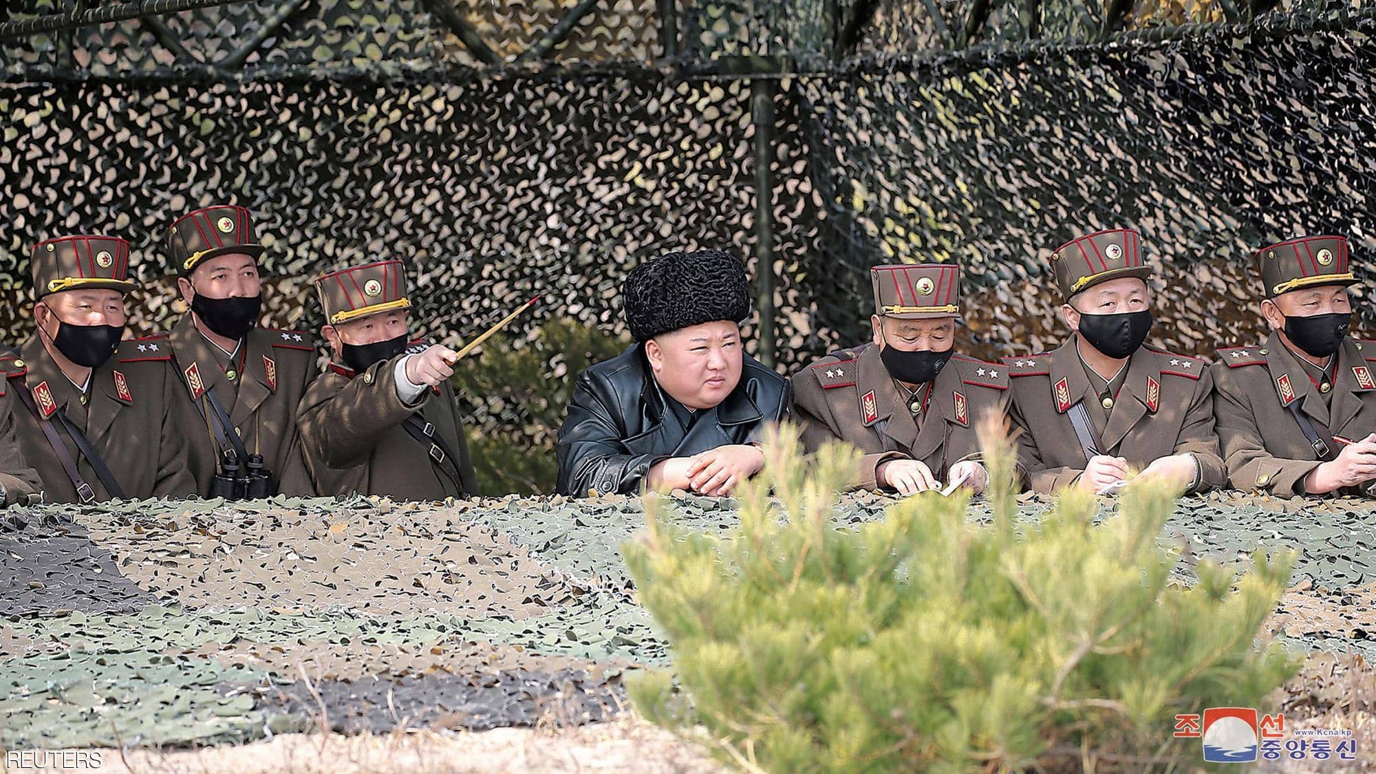 زعيم كوريا الشمالية يحضر تدريبات عسكرية بدون قناع طبى