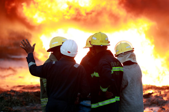 رجال الاطفاء يكافحون للسيطرة على الحريق