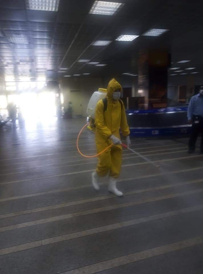 مطار الأقصر الدولى ينطلق فى إجراءات التطهير والتعقيم لمكافحة فيروس كورونا (2)