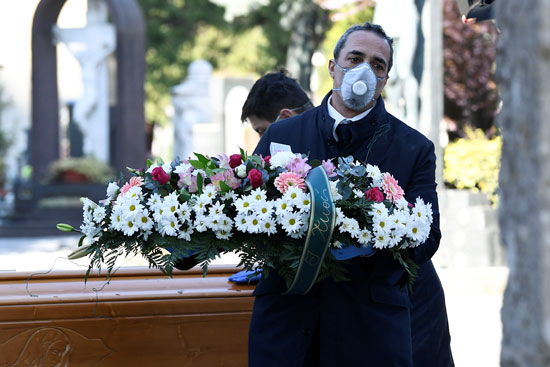 رجل يحمل الزهور خلال الجنازة