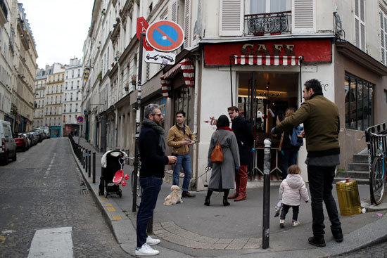 الزبائن يصطفون خارج متجر فى باريس