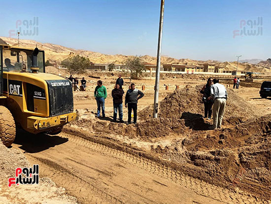 نائب محافظ جنوب سيناء تتابع إزالة آثار الطقس السيئ وفتح الطرق الرئيسية (7)