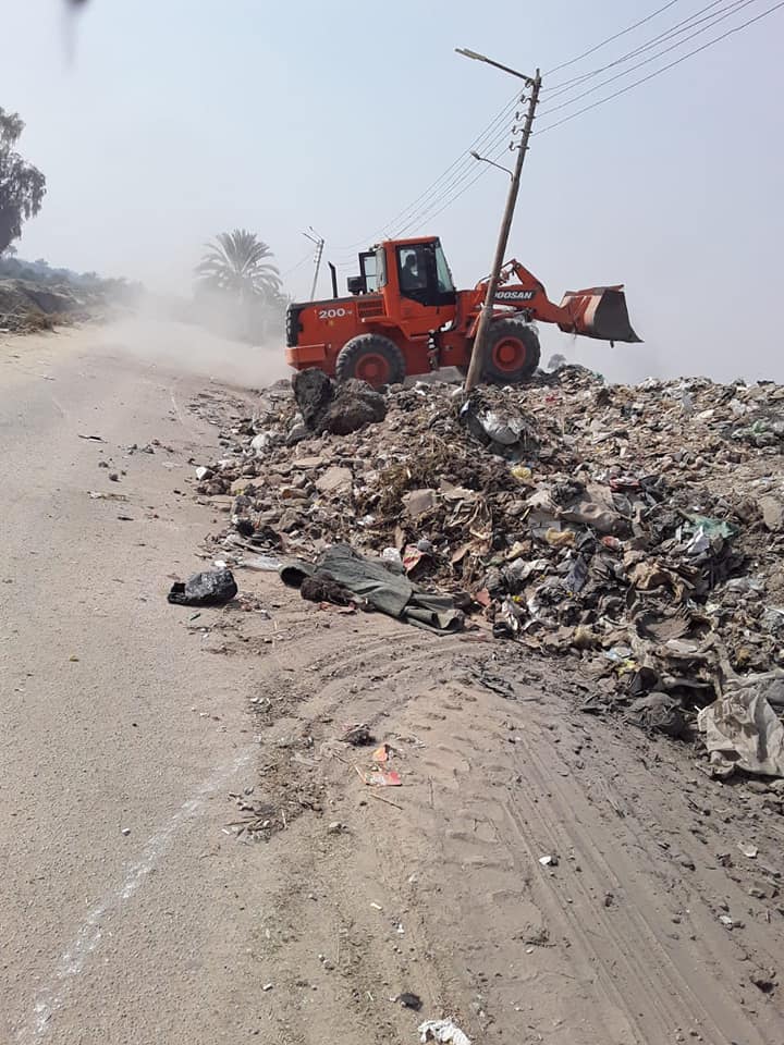 ة 10 أطنان مخلفات وتراكمات من الطرق بقرية الحبيل ضمن حملات النظافة (2)