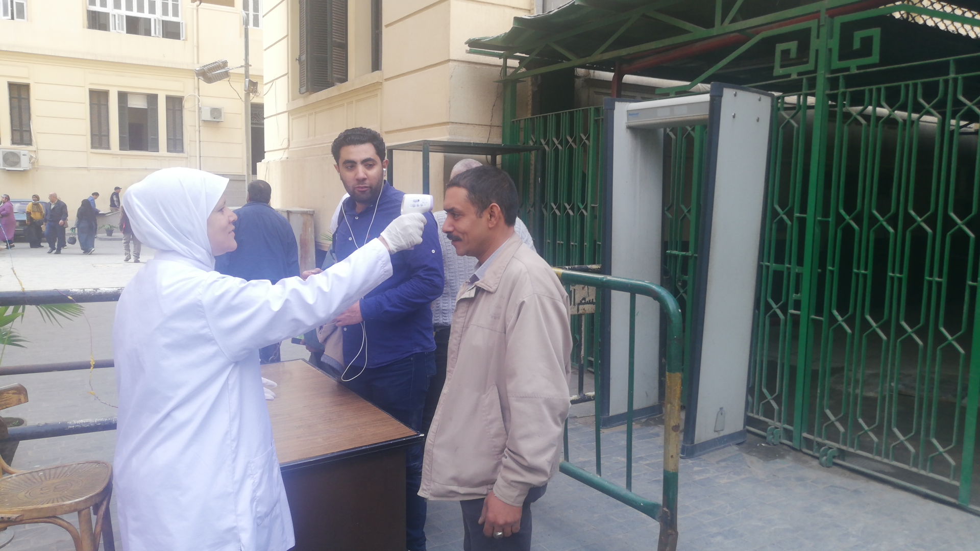 فحص المترددين على ديوان محافظة القاهرة  (2)