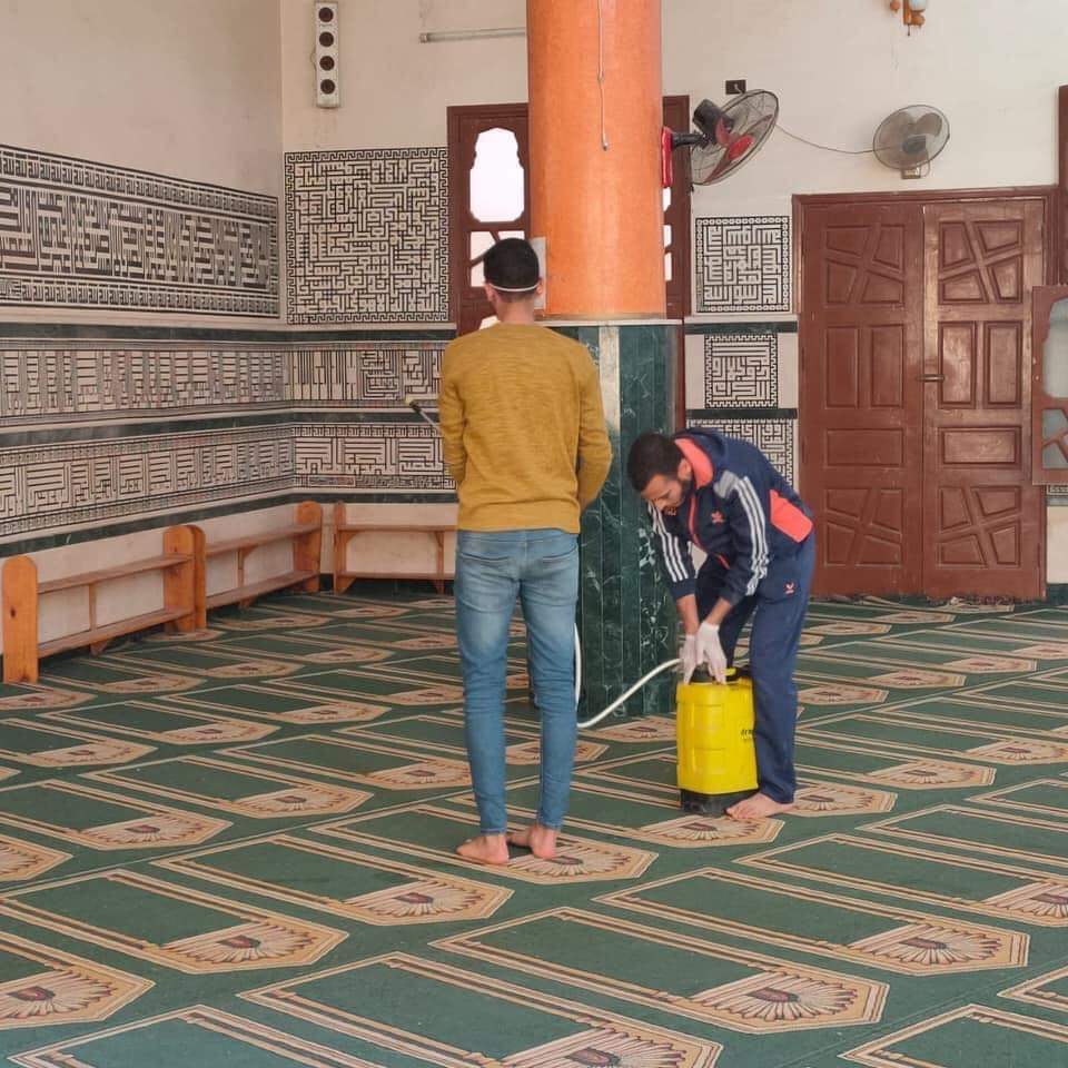 الشباب أثناء تعقيمهم المساجد بالقليوبية (2)