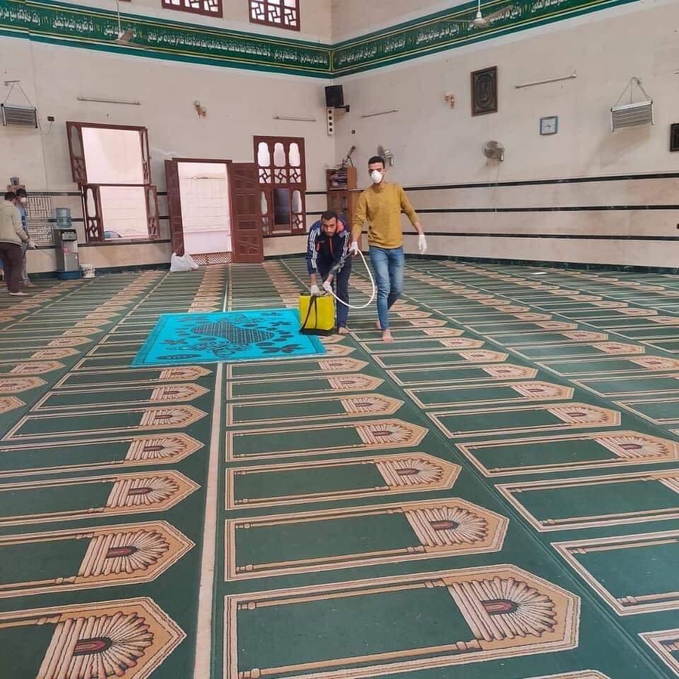 الشباب أثناء تعقيمهم المساجد بالقليوبية (4)
