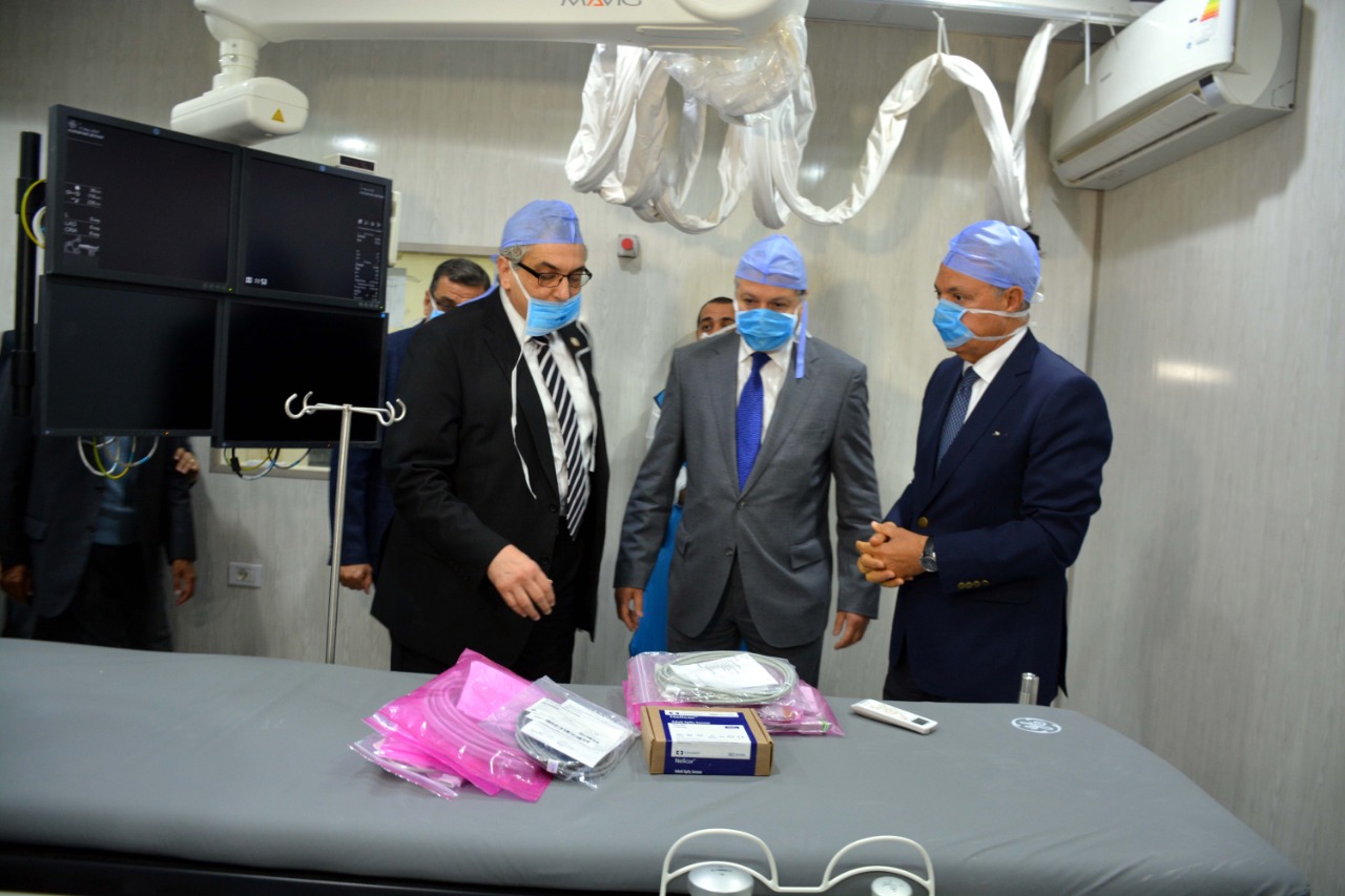 محافظ القليوبية ورئيس جامعة بنها يفتتحان وحدة قسطرة القلب الجديدة بالمستشفى الجامعى (3)