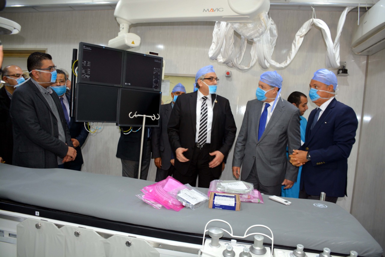 محافظ القليوبية ورئيس جامعة بنها يفتتحان وحدة قسطرة القلب الجديدة بالمستشفى الجامعى (1)