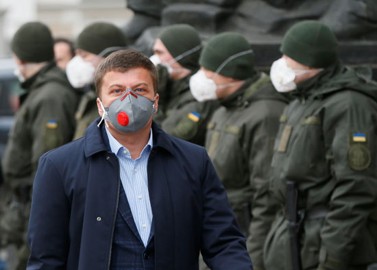 وصول-مشرع-أوكراني-يرتدي-قناع-الوجه-الواقي-لحضور-جلسة-البرلمان-وسط-مخاوف-بشأن-فيروس-كورونا