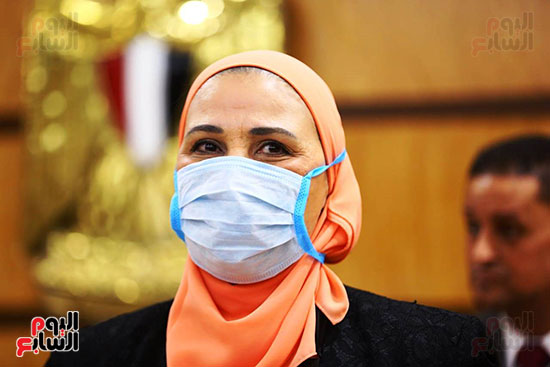 وزيرة التضامن الاجتماعى ترتدى الكمامة