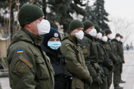 الضباط-المسؤولون-عن-تطبيق-القانون-الذين-يرتدون-أقنعة-واقية-تحذر-أمام-مبنى-البرلمان-الأوكراني-في-كييف