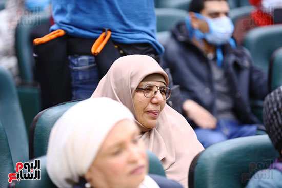 أحد الحضور يرتدى كمامة