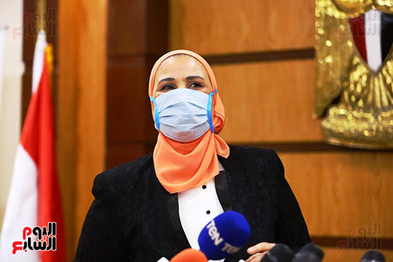 وزيرة التضامن ترتدى كمامة خلال المؤتمر