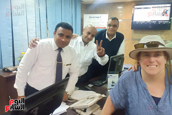 السياح-يقدمون-الشكر-لمسئولى-مكتب-مصر-للطيران-لتوفير-الدعم-اللازم-لهم--(3)