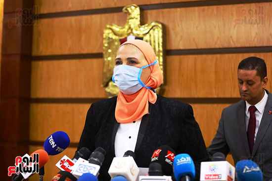 وزيرة التضامن ترتدى كمامة للوقاية من كورونا