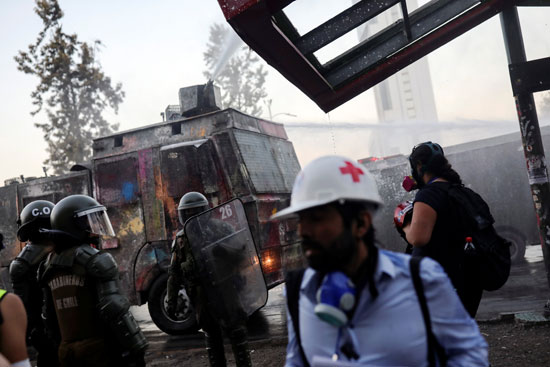 مركبة شرطة مكافحة الشغب تطلق نفاثة من الماء خلال احتجاج ضد حكومة تشيلي