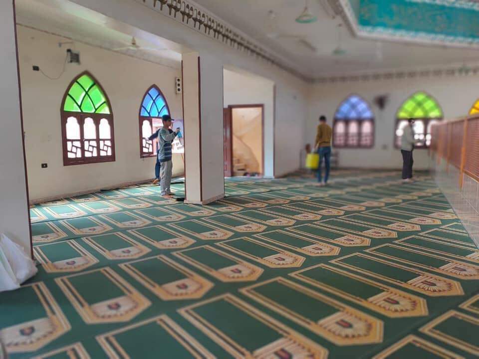 الشباب أثناء تعقيمهم المساجد بالقليوبية (3)