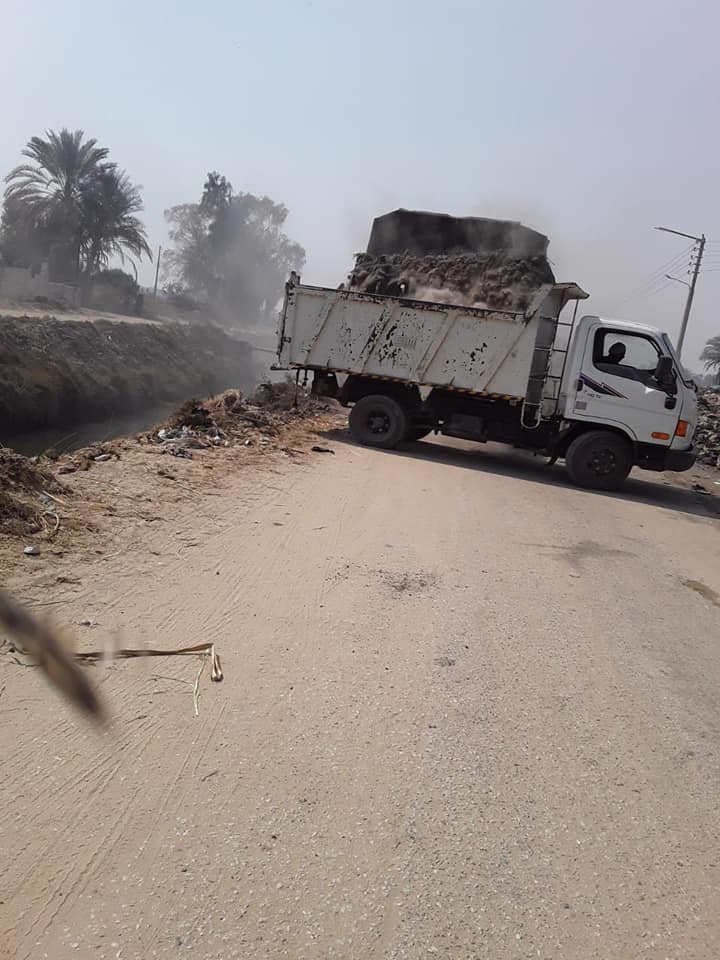 ة 10 أطنان مخلفات وتراكمات من الطرق بقرية الحبيل ضمن حملات النظافة (1)