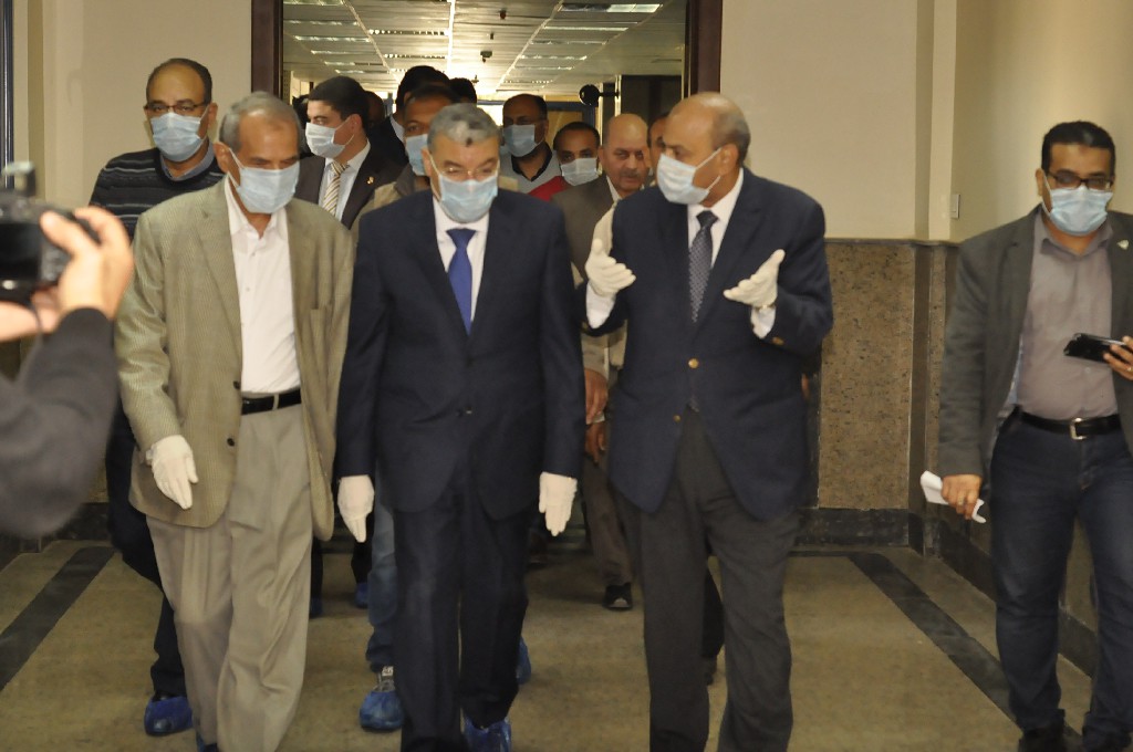محافظ المنيا ورئيس الجامعة يتفقدان مبنى الطوارئ ومستشفى الكبد  (2)