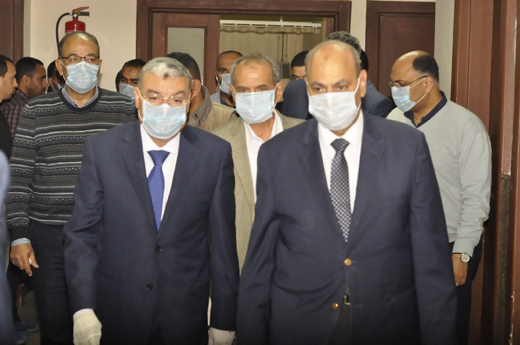 محافظ المنيا ورئيس الجامعة يتفقدان مبنى الطوارئ ومستشفى الكبد  (3)