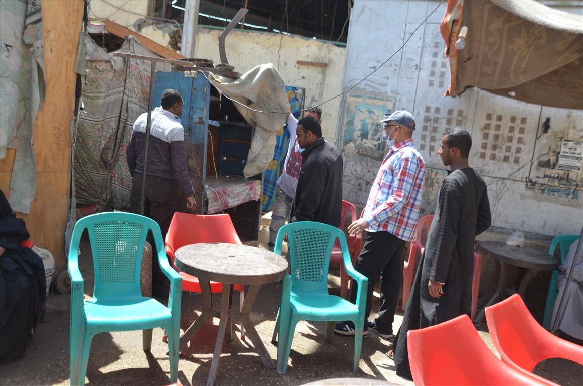 بدء حملات مكافحة تقديم الشيشة لرواد المقاهى بمدن وقرى محافظة الأقصر (3)
