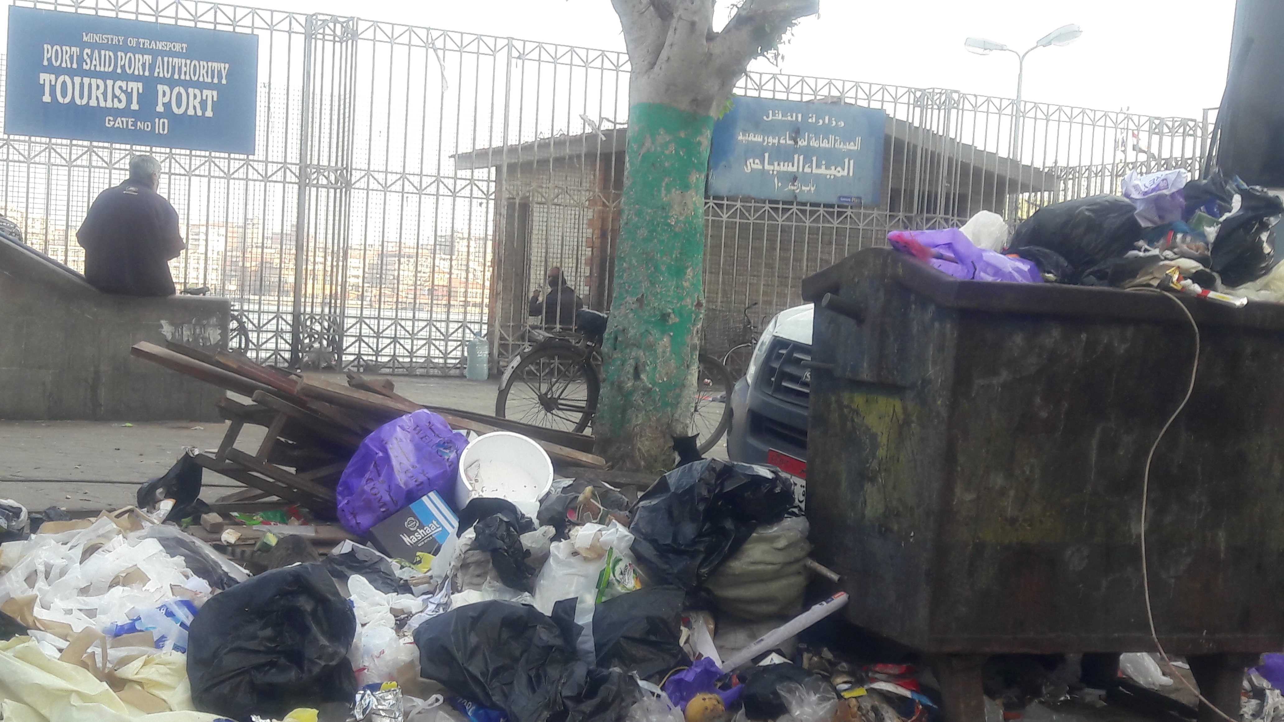 مقلب للقمامة أمام بوابة ميناء بورسعيد  (3)
