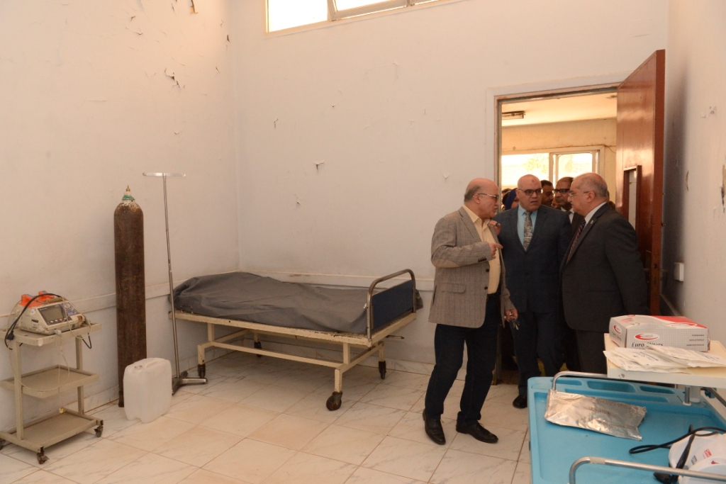 رئيس جامعة أسيوط يخصص غرف عزل بالمستشفى الجامعي الرئيسي للكشف على حالات المشتبه في إصابتها بفيروس كورونا المستجد (13)
