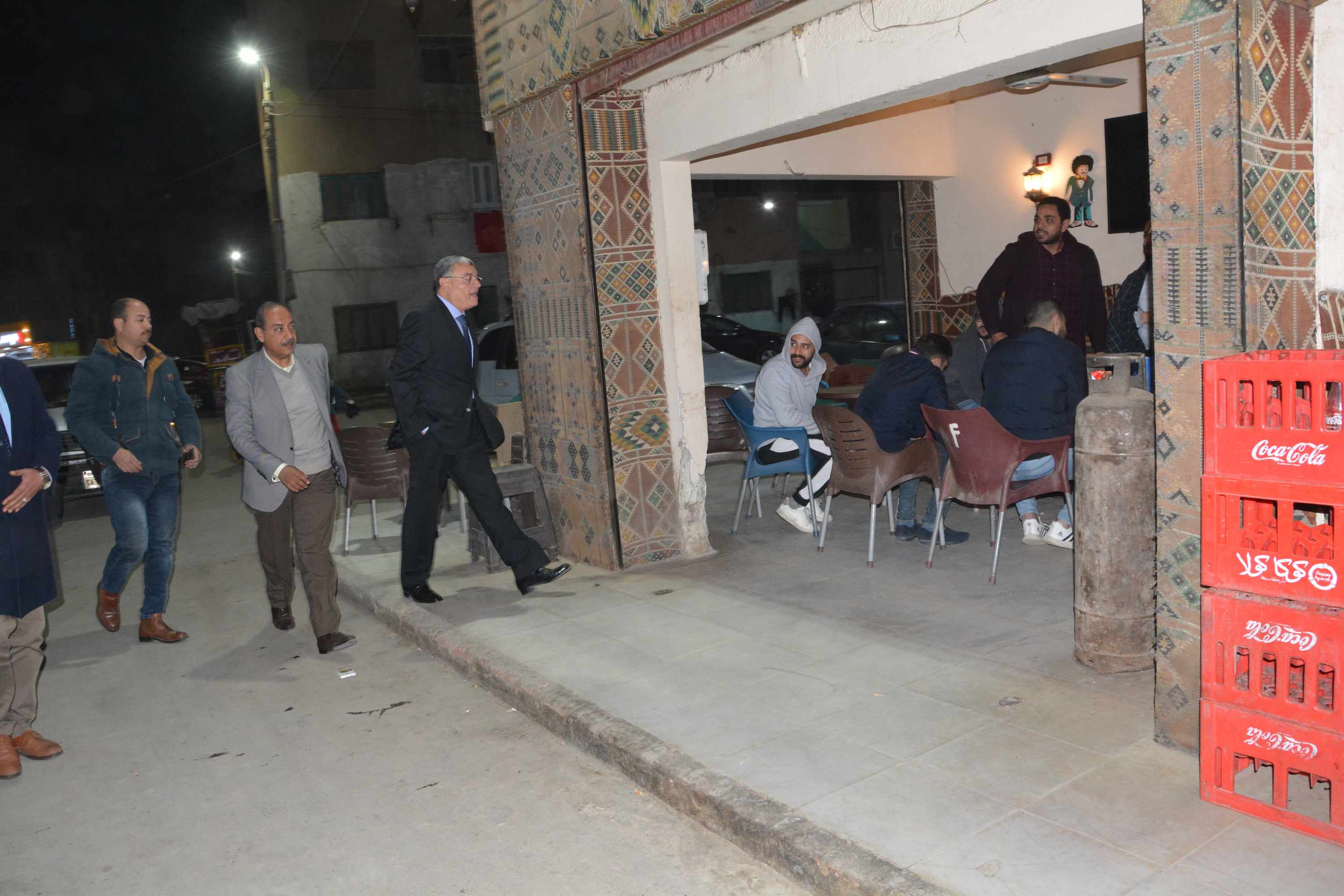محافظ المنيا يتابع تنفيذ قرار منع تدخين الشيشة بالمقاهى (2)