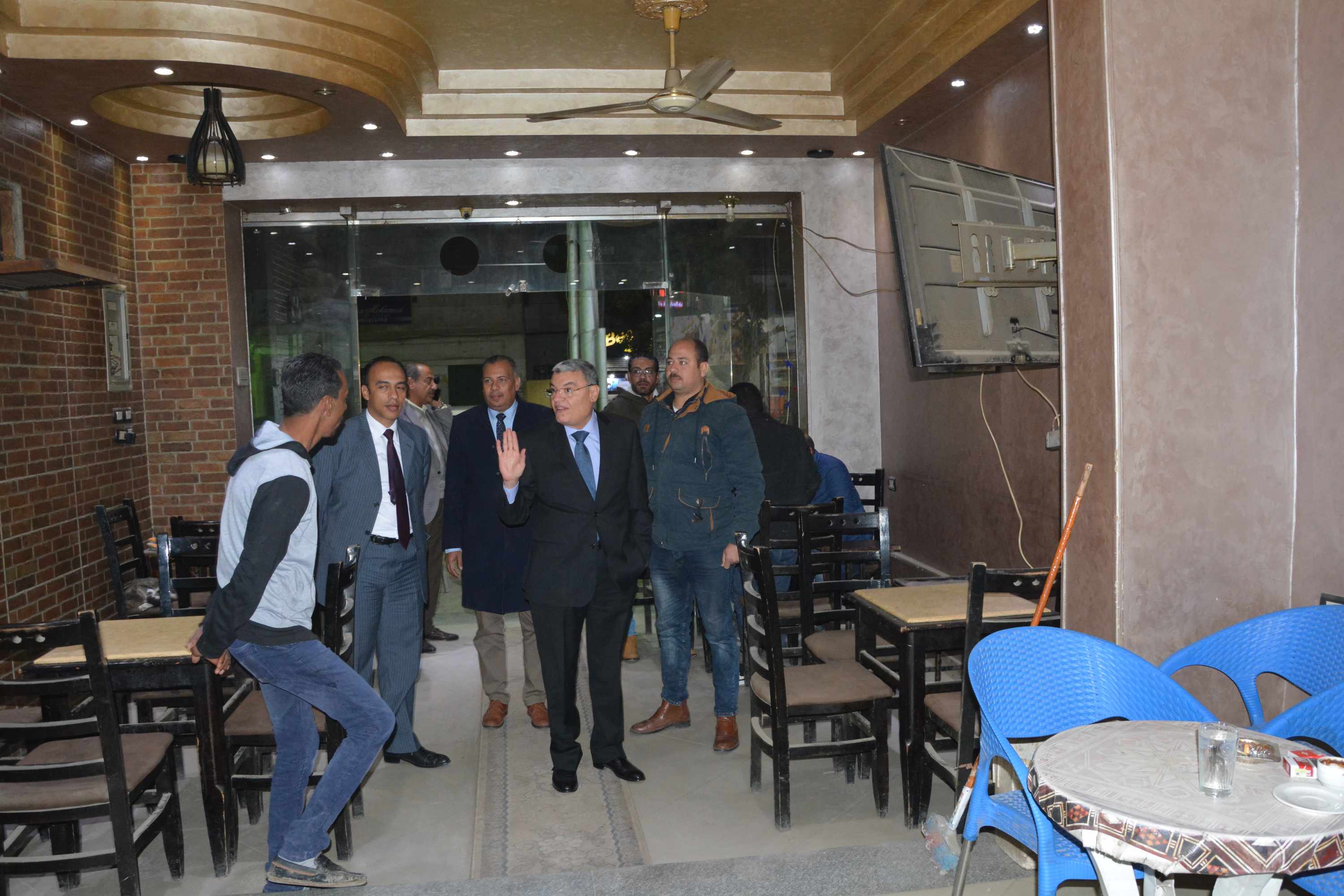 محافظ المنيا يتابع تنفيذ قرار منع تدخين الشيشة بالمقاهى (7)