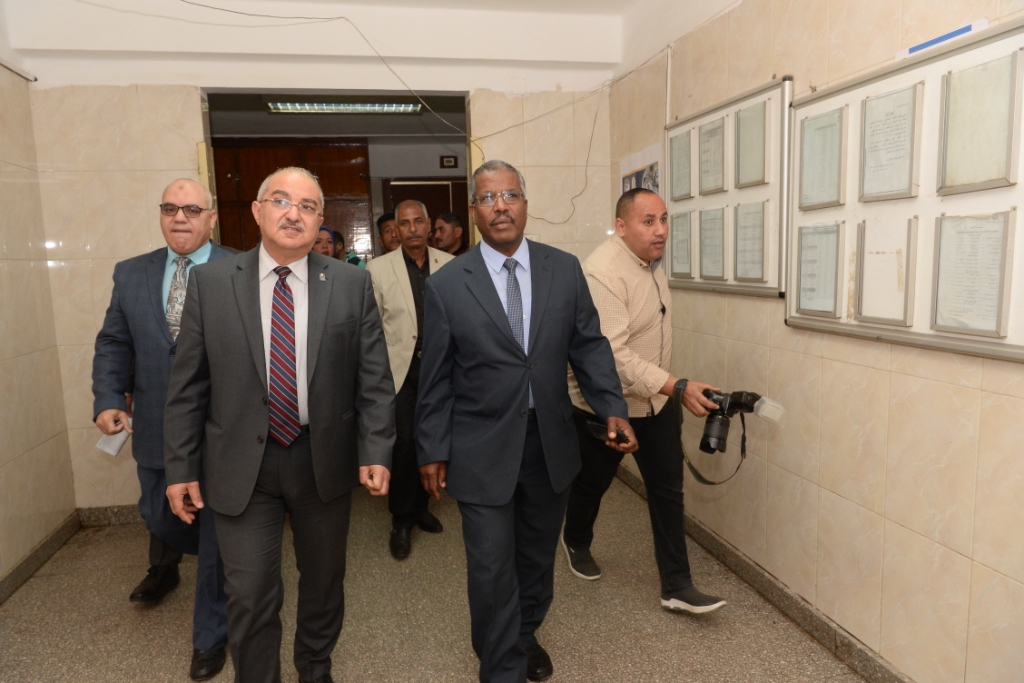 رئيس جامعة أسيوط يخصص غرف عزل بالمستشفى الجامعي الرئيسي للكشف على حالات المشتبه في إصابتها بفيروس كورونا المستجد (7)