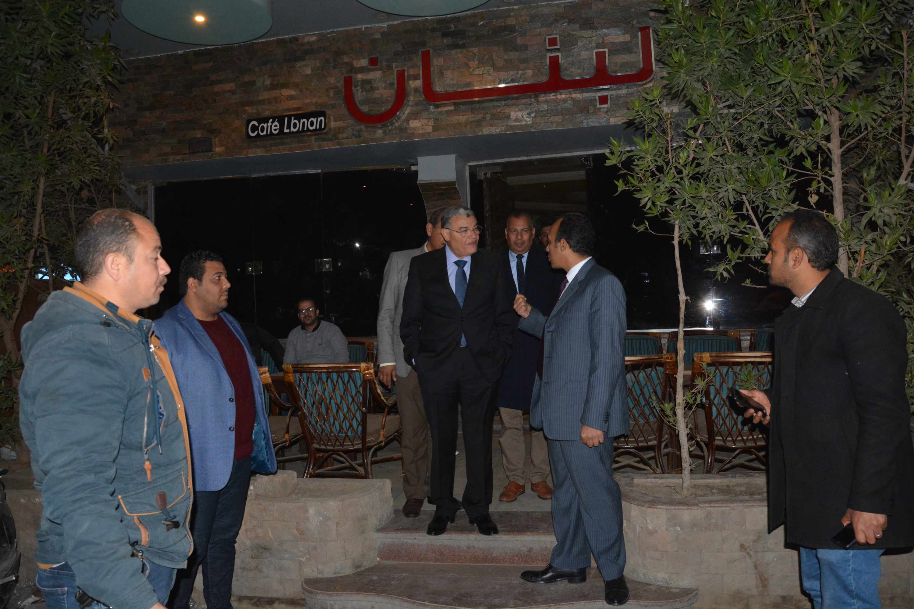 محافظ المنيا يتابع تنفيذ قرار منع تدخين الشيشة بالمقاهى (10)